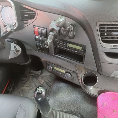 手動トランスミッションと炭素鋼貨物箱のタイヤガス6X4輸送トラック