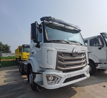 Sinotruk HOWO 400HPダンプトラックタンク 重用作業用のチューブレスタイヤ設計