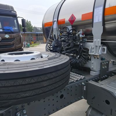 630HPガソリントラクター トラック タイヤとISO認証 Sinotruk・シャシ