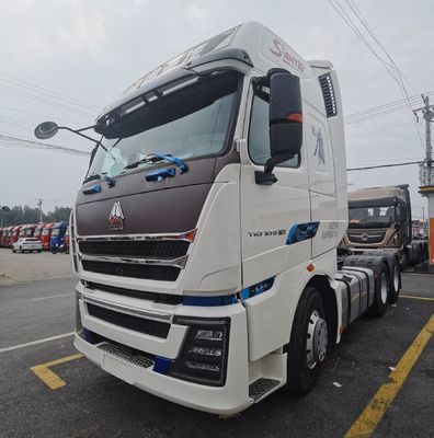 6X4 トラクター トラックを最先端の Sinotruk エンジン部品で起動