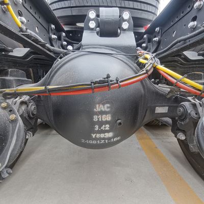 重い牽引が簡単になった JAC 6X4 トラック 1000Lの燃料タンク 6.8x2.5x3.8m
