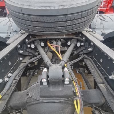 重い牽引が簡単になった JAC 6X4 トラック 1000Lの燃料タンク 6.8x2.5x3.8m