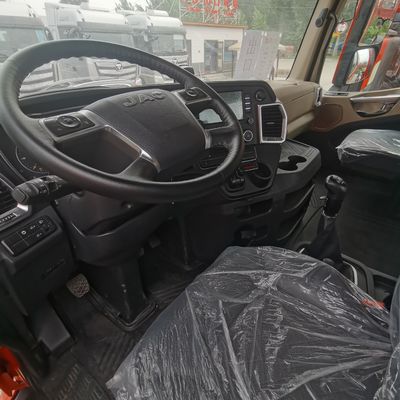 重い牽引が簡単になった JAC 6X4 トラック 1000Lの燃料タンク 6.8x2.5x3.8m