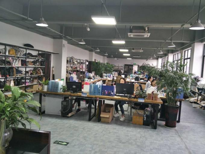 China′s New Delong 8X4 6X4 1012 Wheel Mining Dump Truck 470HP Transport Truck